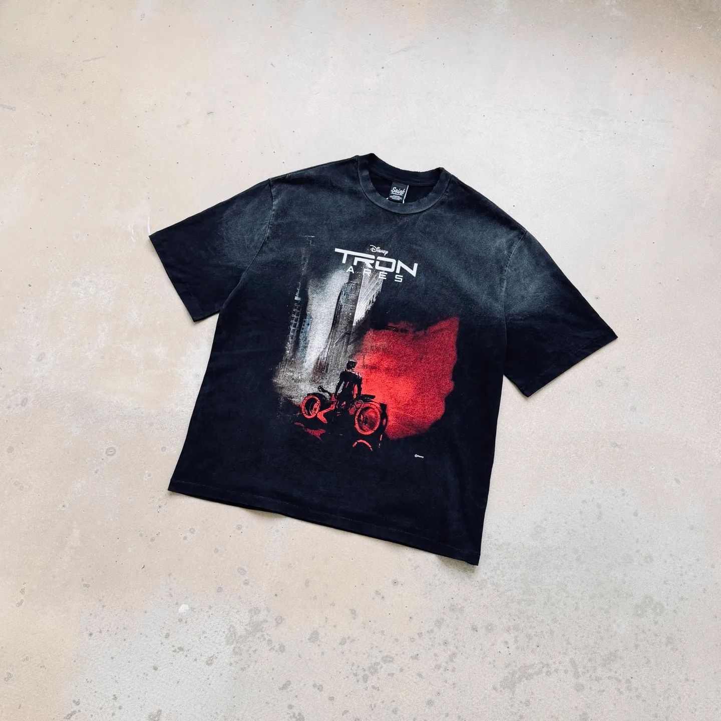 P138 # CTS-107 Saint 26SS "TRON ARES God of War Ares" limited edition. 260g heavyweight pure cotton fabric after washing. Retro single-stitch heaven and earth stitch technology + sandblasting and yeast washing to fade + hand-cut ribs. Size: S M L XL Customized 260g gram weight 100% cotton special washed fabric that is consistent with the original. With the blessing of imitation sun-drying, heavy sandblasting and fading + edge grinding + Assute fermentation and washing, the cotton feel on the surface of the fabric is well presented. Both the texture and feel are ceiling level. After the ready-made garments undergo a series of heavy washing and distressing processes, the retro and high-end sense of the entire garment is directly to the top. The garment making process of the entire garment adopts Saint The most common and complex single-needle sewing process (commonly known as single-thread heaven and earth stitch) among vintage vintage brands such as Michael. The movie "TRON: ARES" is very deep in concept and theme. It subverts the previous setting of the series of "human beings entering the digital world" and instead focuses on "digital existence entering reality". It takes the "emergence" process of Ares ARES from pure program to awakening consciousness as the core, and integrates the concept of "emergence" in biology and informatics. It also uses elements such as Gnostic mythology and Jewish "golem" legends to sublimate the story from a cyberpunk adventure to a philosophical allegory that explores the relationship between human nature and technology. This profound ideological core far exceeds other works of the same type.